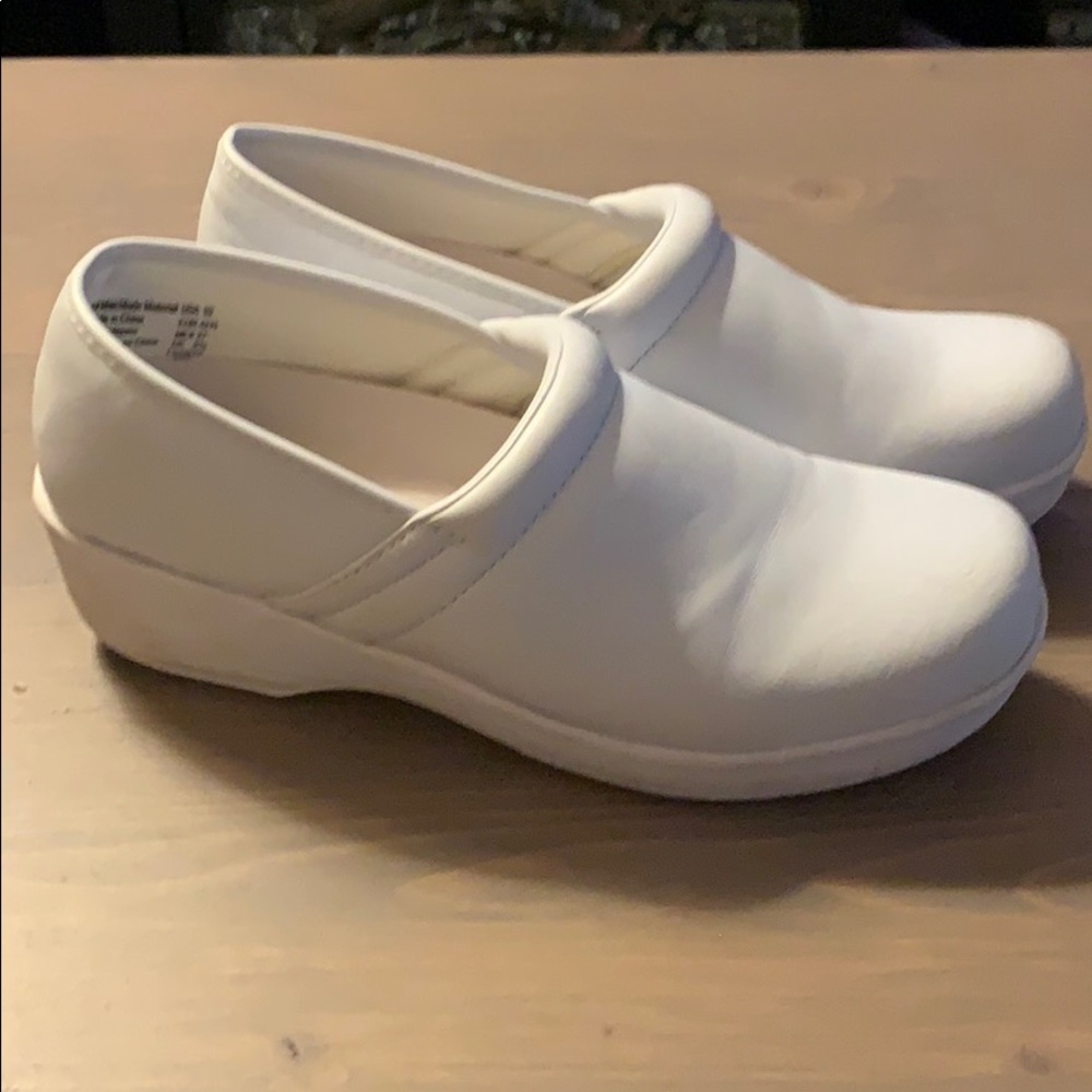 SafeTstep white nursing shoes
